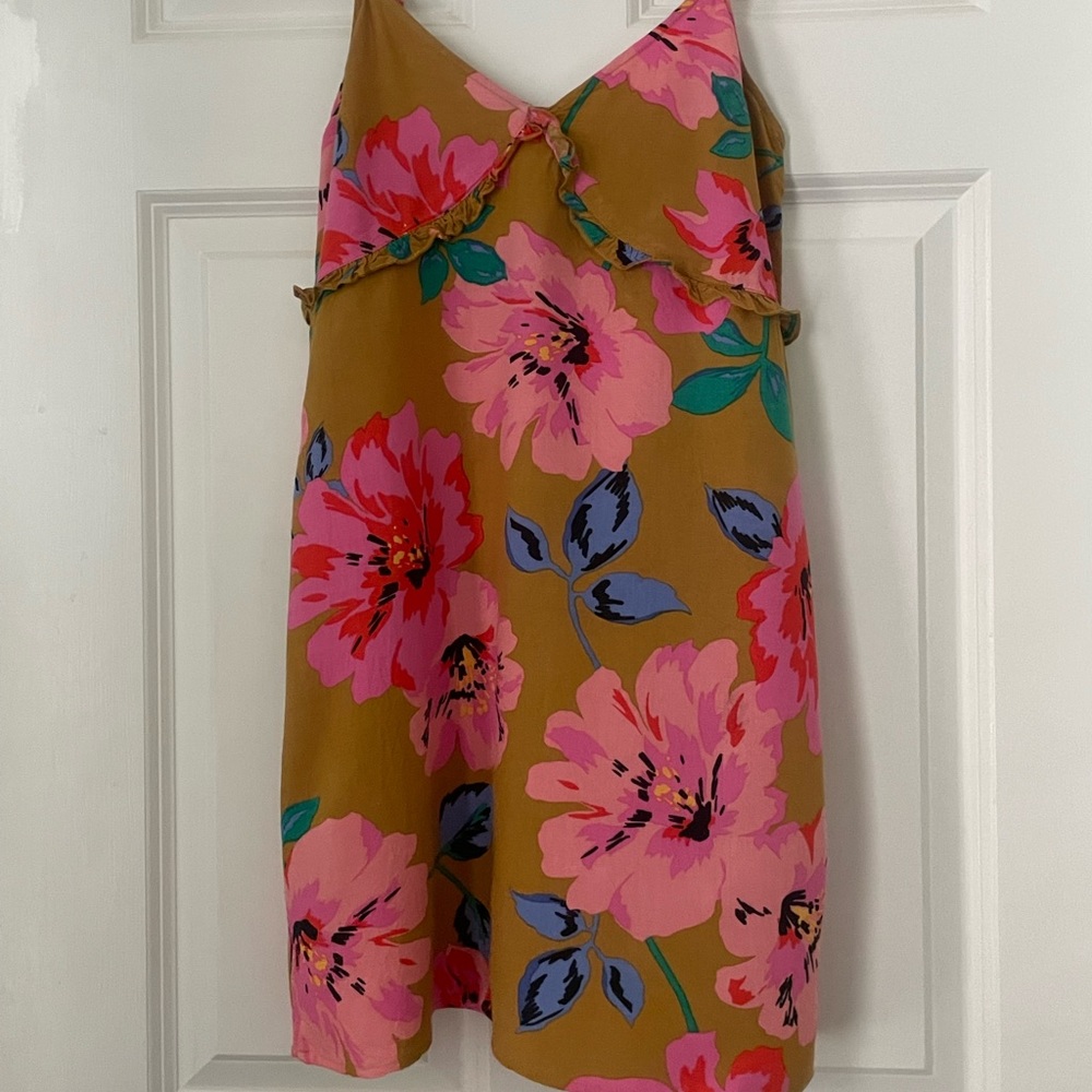 XS Billabong dress- Spaghetti straps. Vibrant floral pattern!